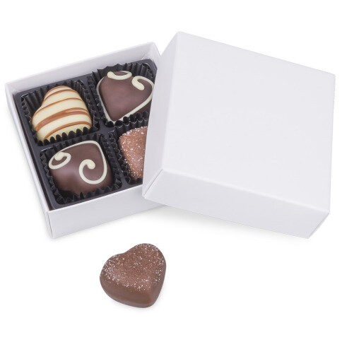 pastelkleuren van lint rond een dosje met chocolaadjes